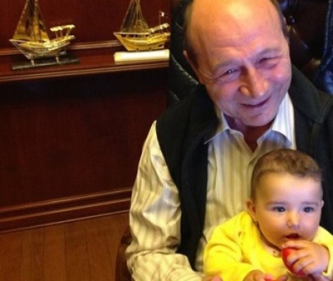 Traian Băsescu, fotografii pe Facebook împreună cu nepoata sa, de Paşte